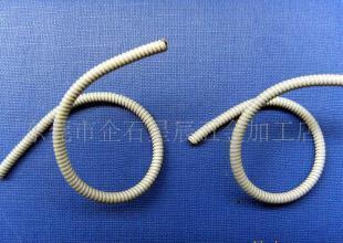 靈活照亮每個角落 金屬軟管臺燈的現代照明藝術